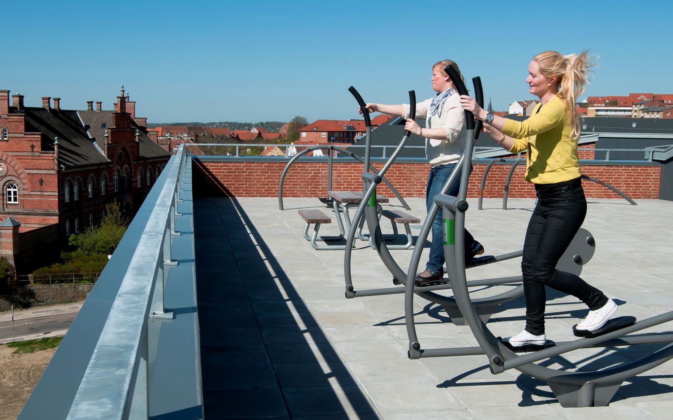 To crosstrainere på taget af Randers Sundhedscenter