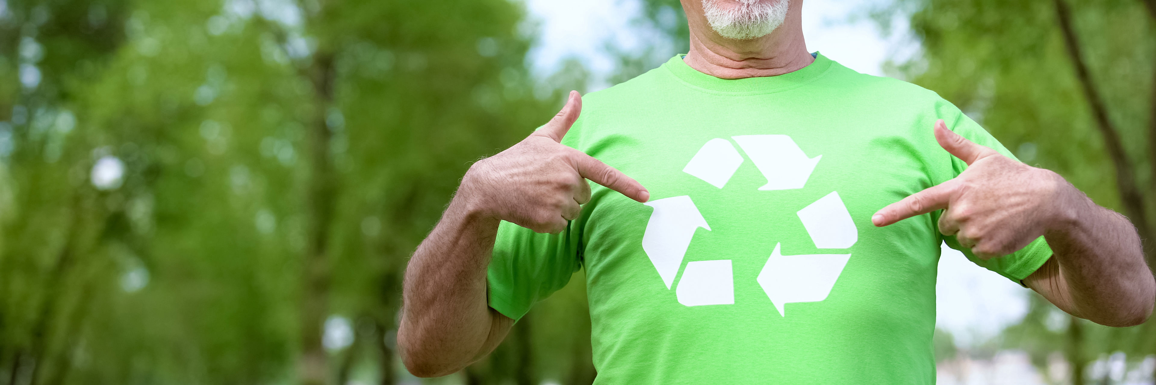 Man i T-shirt med genbrugstrekant