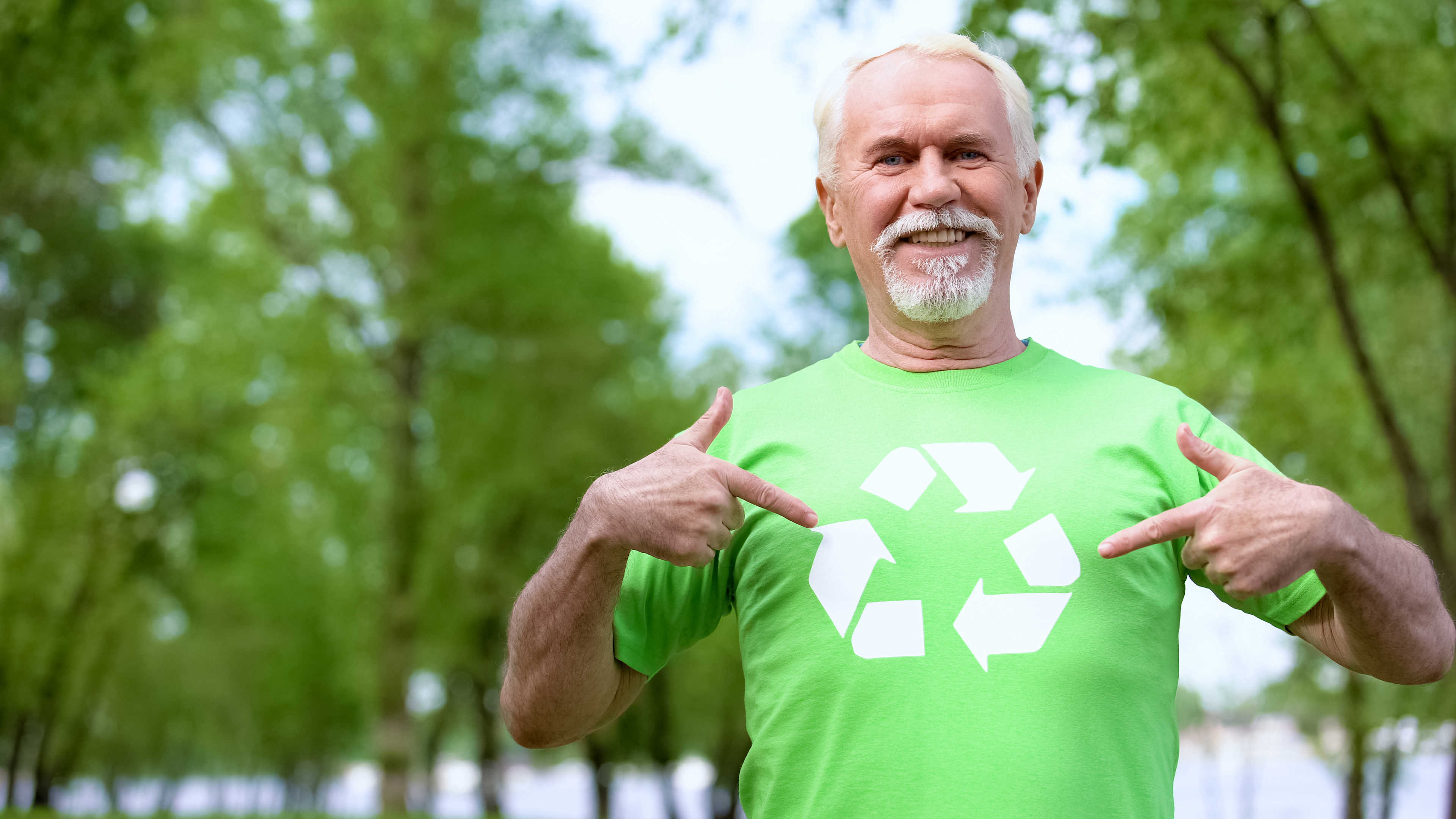 Man i T-shirt med genbrugstrekant